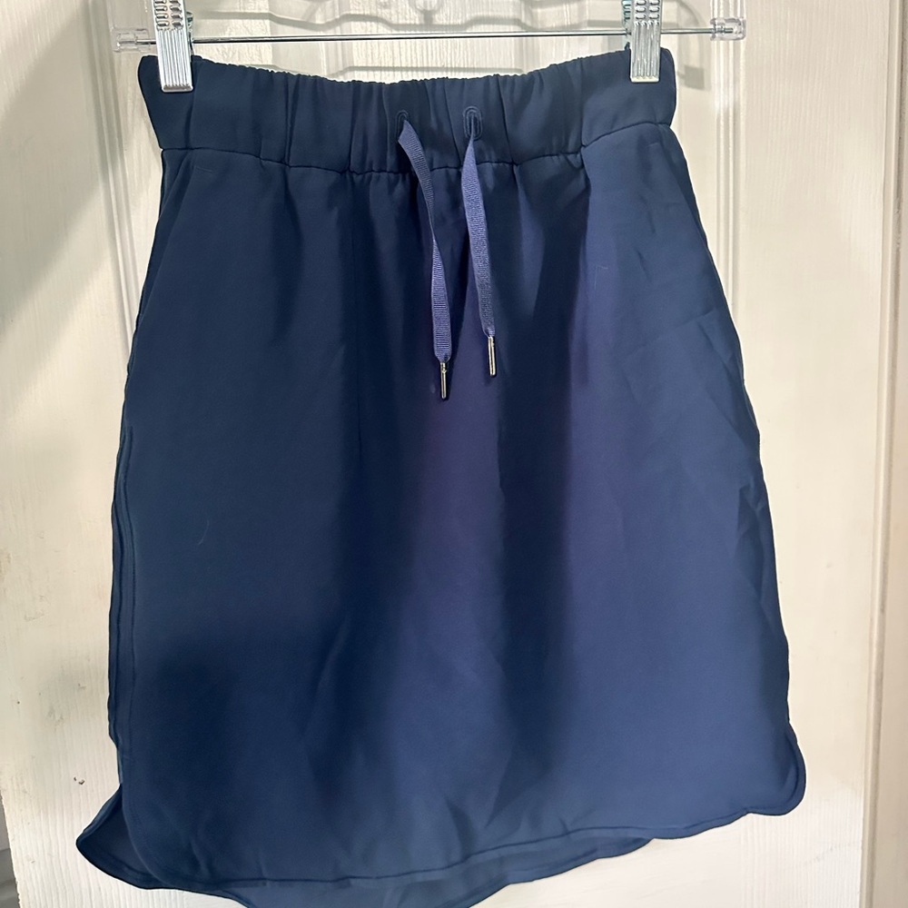 Lululemon Athletica knee length straight Skirt navy blue. NWOT